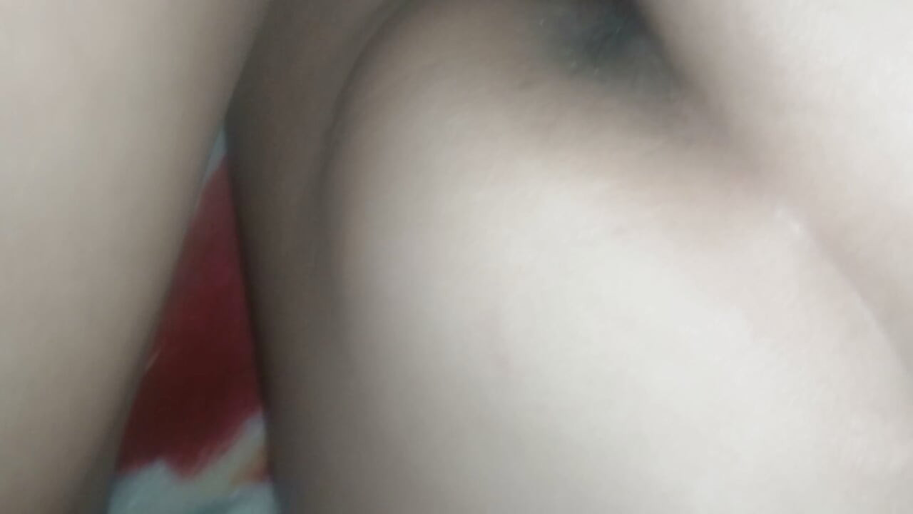 Moje nevlastní sestřenice mi roztahuje zadek