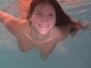 Schöner exquisiter Körper Teen Natalia Kupalka schwimmt nackt