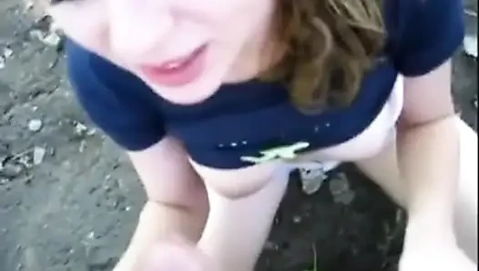 Pelacur amatir pirang memberikan blowjob terangsang di luar ruangan dengan facial
