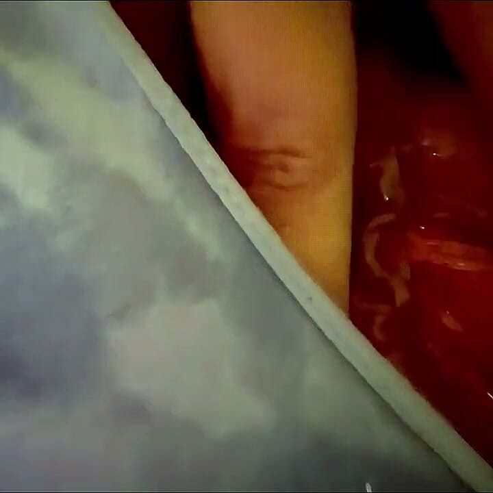 Plagen, mijn poesje spreiden en over mijn clit wrijven