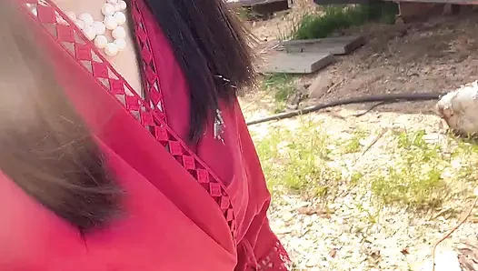 Memek kencing di memek untuk merawat pohon sampah