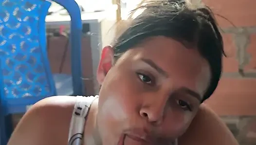 Üvey erkek kardeşimi evde oturma odasında ziyaretçiyle sikiyorum