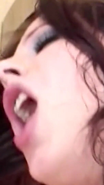 Captivating moment from "Er lässt sie beben mit jedem kräftigen Stoß"