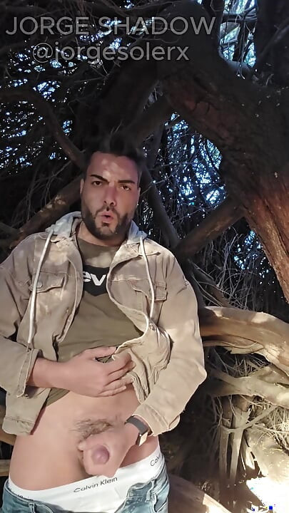 여러 남자들이 나를 쳐다보는 가운데 크루징 위에 멀치