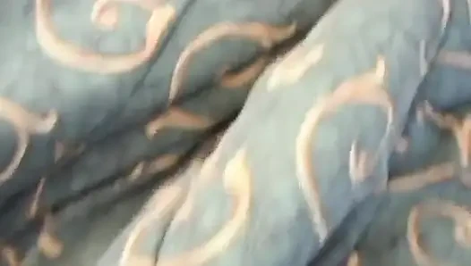 Gergin Kailey kesilmiş amcığını açıyor ve mastürbasyon yapıyor