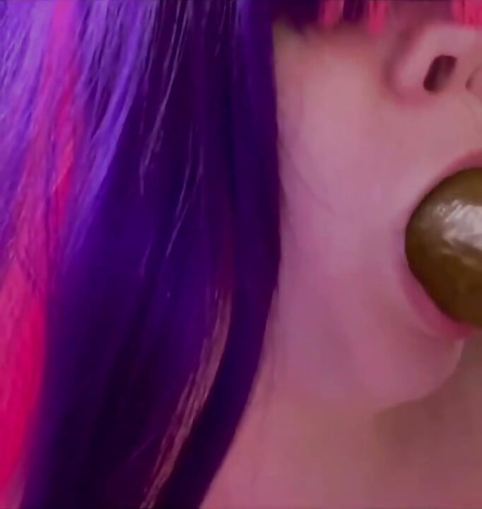 Beni bu büyük zenci yarağı dildosunu emerken izle ve çok özensiz ol