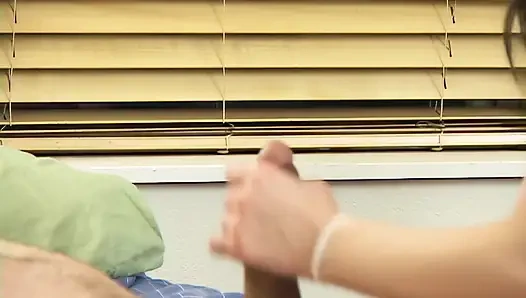 Üvey kızının büyük doğal yüzü babasının yüzüne boşalıyor