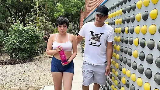 Meine sexy latina-stiefschwester bittet mich, ihr zu lehren, wie man das Xylophon spielt, aber lernt am ende, wie man meinen riesigen schwanz lutscht