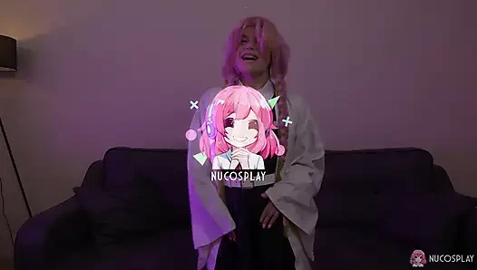 Bella grey cosplay mitsuri kanroji, während sie von riesigem schwanz beschämt wird