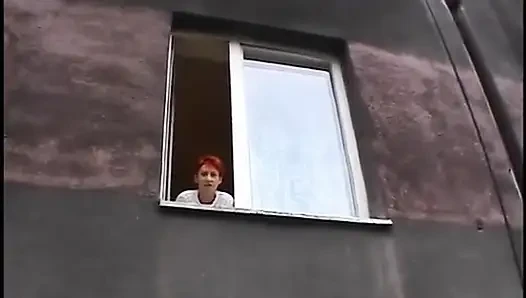 Toll aussehende rothaarige fickt ihre muschi mit den fingern