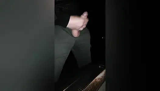 Çok azgın adam yağmurda mastürbasyon yapıyor. Eller serbest boşalma! - Soloxman