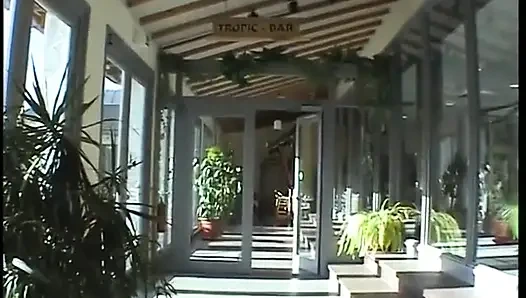 Tante sange ini lagi asik muasin memeknya dengan botol