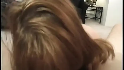 Olgun kızıl saçlı adamın şişman korosunda dizlerinin üzerinde sallıyor