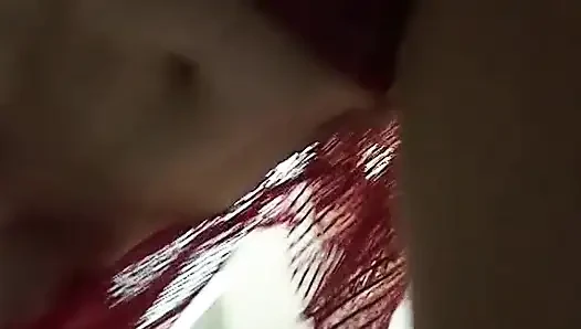 Reife rothaarige gibt einen guten blowjob im badezimmer