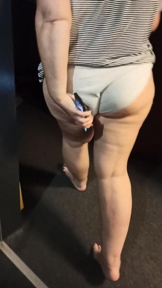 Femme au foyer de 50 ans, cellulite, jambes et cul