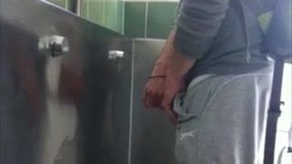 Typ streichelt über das Urinal
