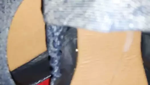 Arkadaşlarının evlerine boşalıyor