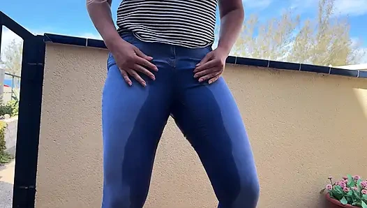 Verzweifelte jeans, pinkeln im freien