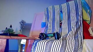 Mă masturbez și ejaculez într-un pahar, iată laptele pentru cafeaua ta.