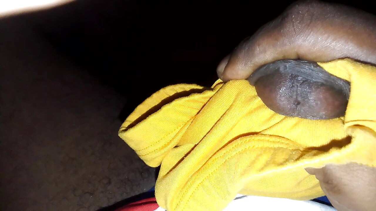 Φορώντας ένα μπλε panner φορούν στο χέρι του κίτρινου χρώματος στυλό