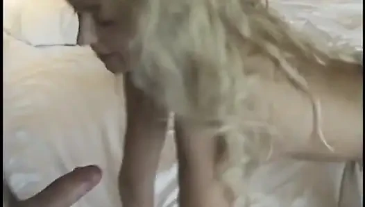 Cewek muda sange dengan toket kecil ini lagi asik ngentot posisi reverse cowgirl