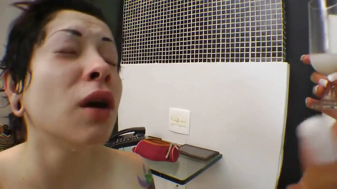 섹시한 젖탱이에서 후장을 핥고 우유를 마시는 레즈 게임