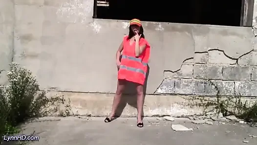 Молодая немецкая тинка трахает пальцами ее пизду