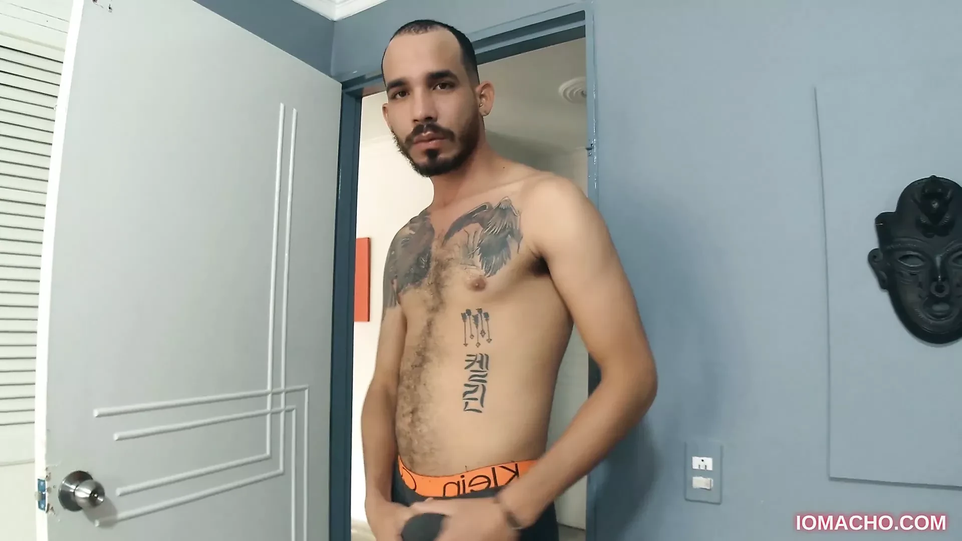Latin pojke leon slår sitt kött