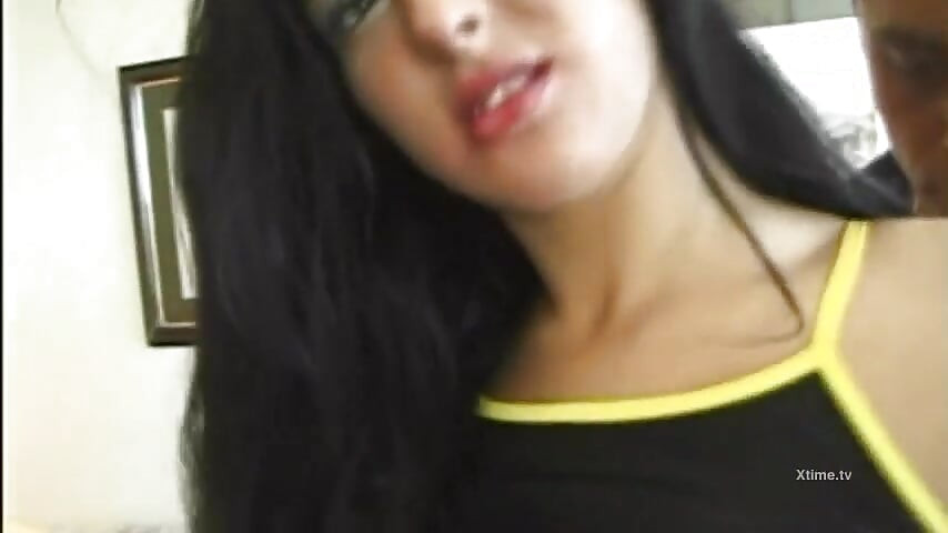 Gadna djevojka okružena uzbuđenim muškarcima divlje grupno jebana