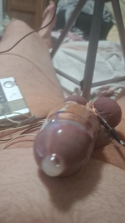 Cumshot hfo estim kondomiorgasmissa