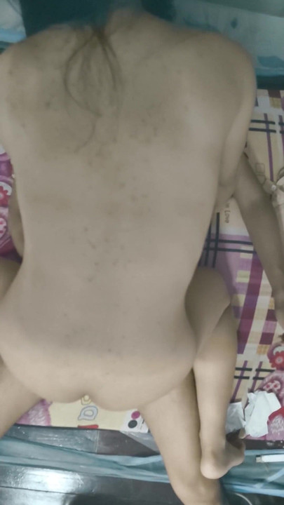 Awek semula jadi menunggang zakar di katil saya | Klip 1