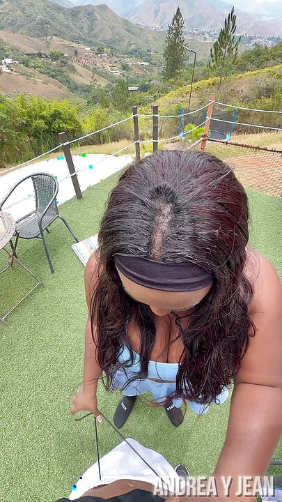 En lækker ebony milf knepper sin træner, der har en kæmpe pik, med sin stramme fisse, mens hendes mand er væk