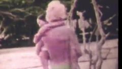 Asiatische Füchsin von weißem Jungen am Strand gefickt (60er Jahre Retro)