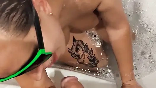 Gerçek evli orta yaşlı seksi kadın kocası işteyken beni emdi ve mastürbasyon yaptı. Onu gerçekten sikmek istiyorum