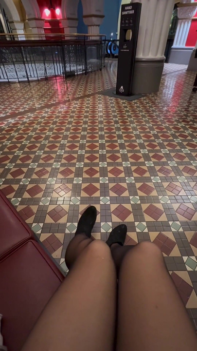 Azijski femboy u crnoj haljini u trgovačkom centru | Isječak 1