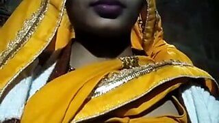 Bhabhi Shows Boobs