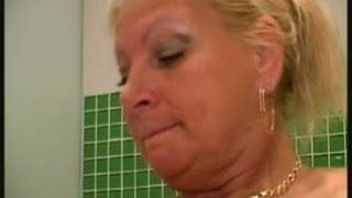 Blonde rijpe vrouw - badkamerervaring met jongeren