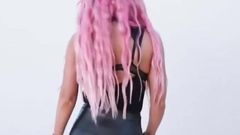 ピンクの髪とタイトな黒パンツのナヤリ・エヴァ・マリー