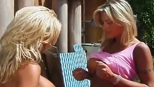 Гибкая блондинка с большими сиськами лижет ее собственную киску