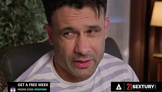 21 SEXTURY - сексуальная блондинка Jessie Ames обожает жестко трахать ее задницу