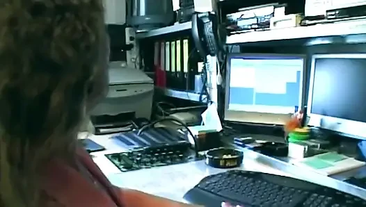 Kıvırcık esmer ofis sandalyesinde sert biniyor