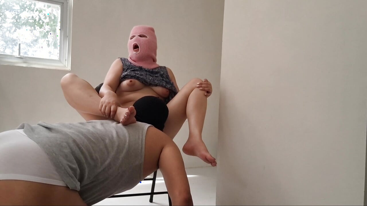 Manželka Pinay námořníka, protože její manžel se chystá vystoupit z lodi, takže kdo stojí za to její kamarádce?