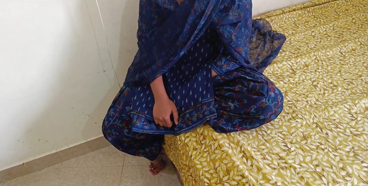Hintli üvey kız kardeş acı verici anal sikişiyor ve net Hintçe ses mms'de ağzına yarak emiyor