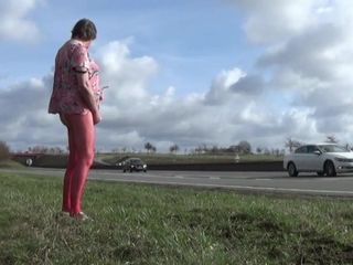 Transgênero travesti soando na estrada uretral ao ar livre 45