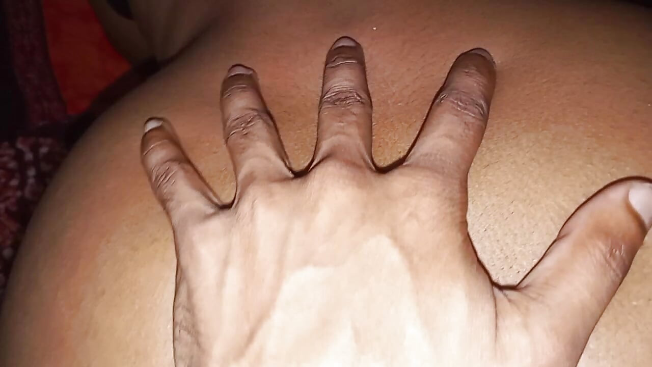 Jeg tog fat i hendes hofter og bankede hende hårdt i doggy style - hun kunne ikke klare det