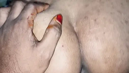 Sie arbeitet in der küche ohne kleid.