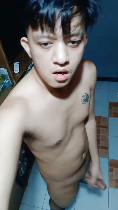 새아빠에게 줘! Pinoy Twink 자위와 라이브 정액