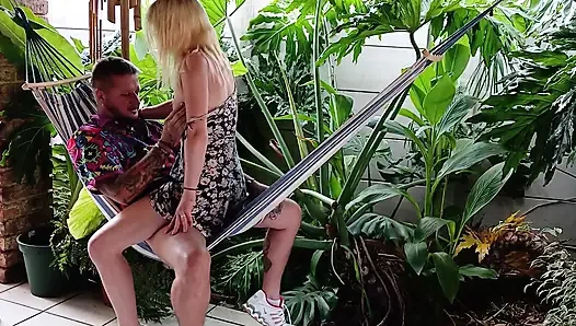 Гавайский трах на улице с маленькой миниатюрной хавайской блондинкой