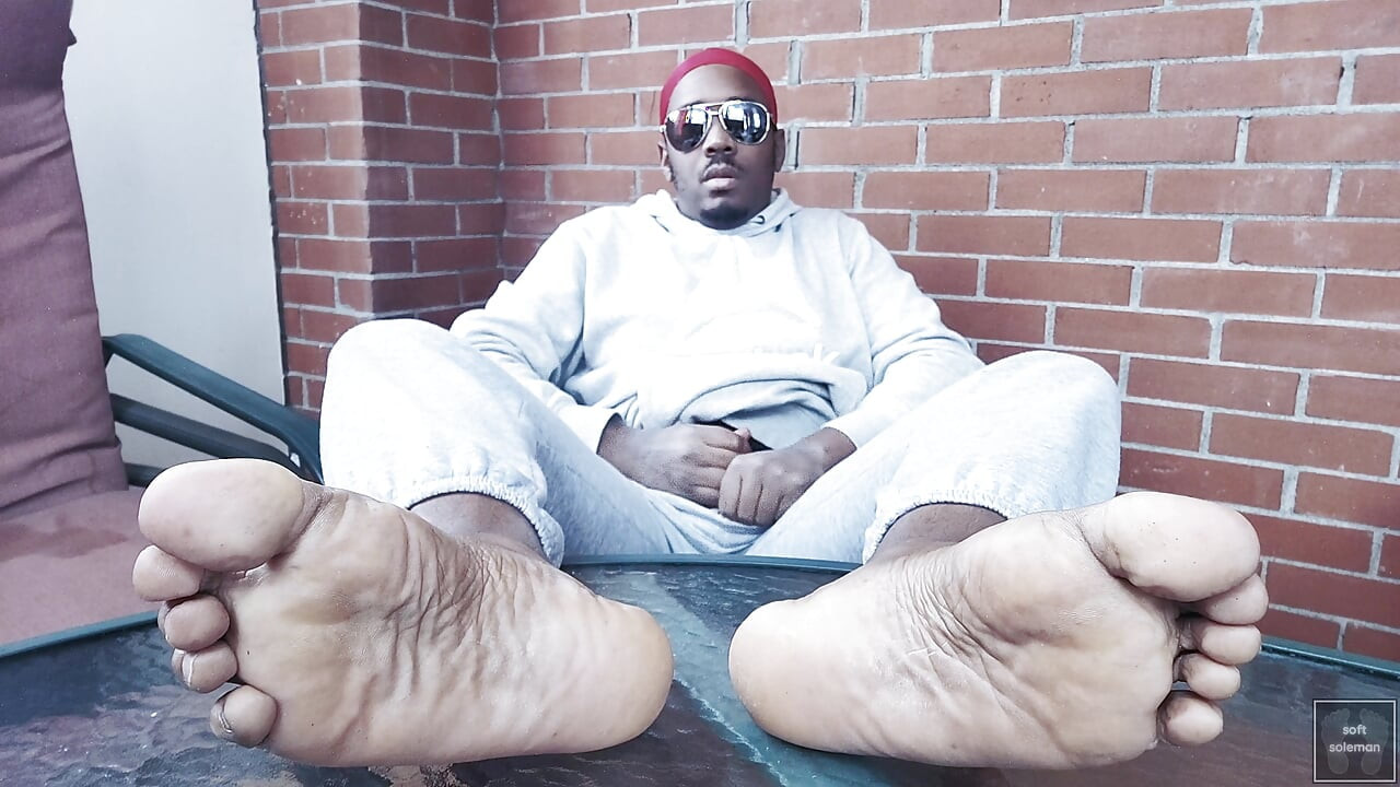 我抚摸自己，并展示我的脚 （2025）