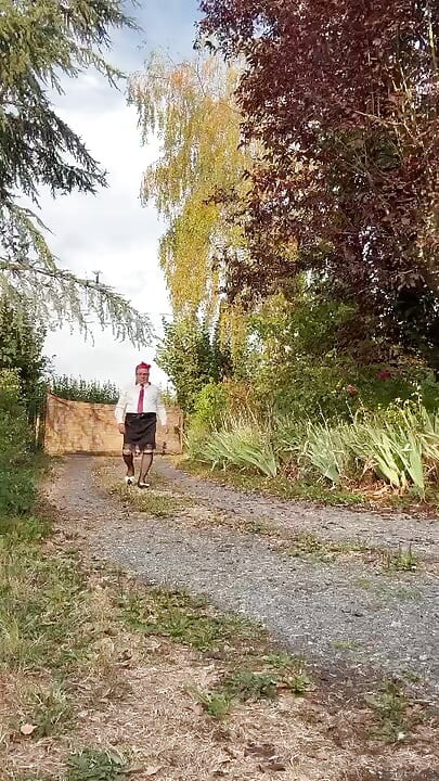 穿着黑色小裙子的快速装扮一个晚上